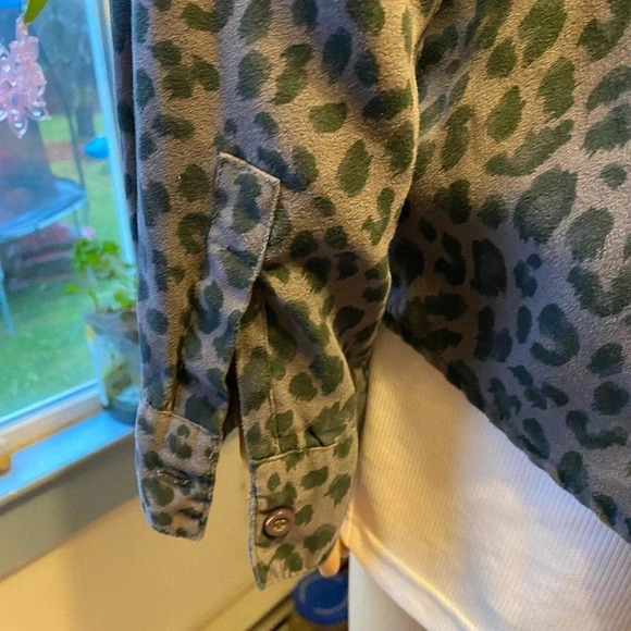 Lemon grass Chetah Print Full zip blouse Women Size L - Picture 5 of 6